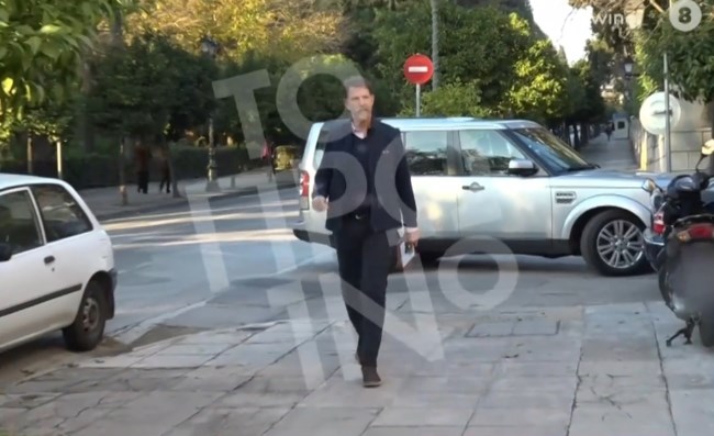 Ο Παύλος έξω από το grande διαμέρισμά του στην Ηρώδου Αττικού: Τι δήλωσε για την ελληνική ιθαγένεια