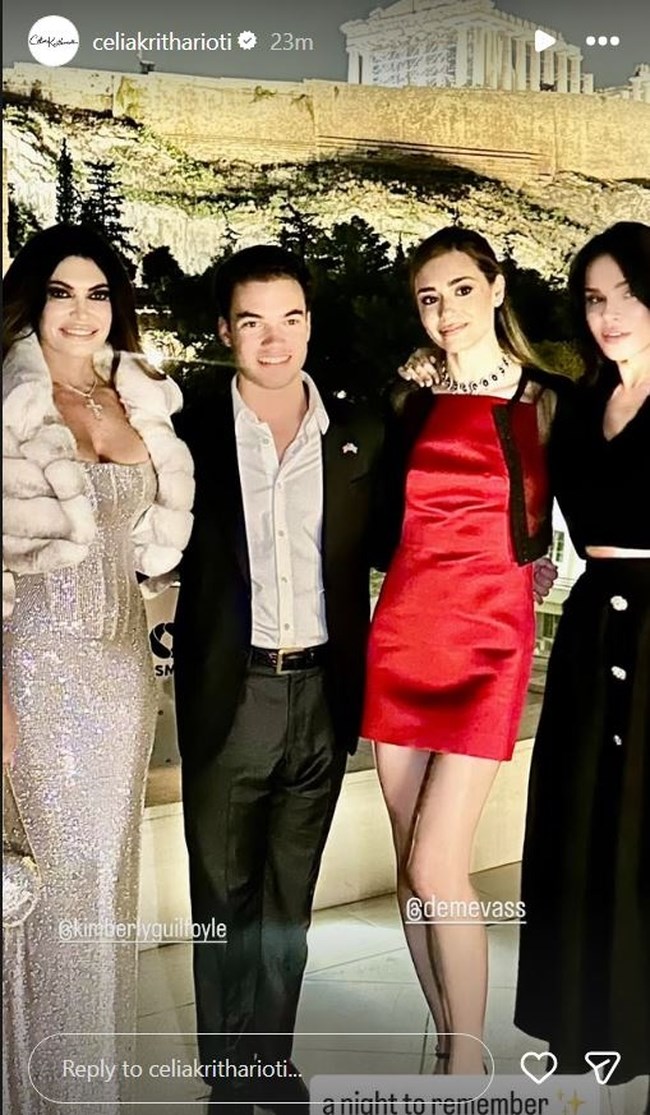 Η Κίμπερλι Γκίλφοϊλ στη βεράντα του σπιτιού της Σήλιας Κριθαριώτη που βρίσκεται κάτω από την Ακρόπολη