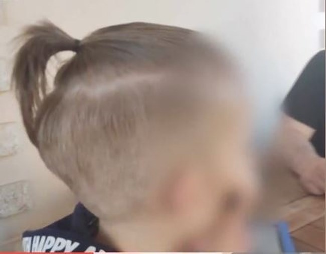 Απίστευτο: Μητέρα καταγγέλλει πως κούρεψαν τον γιο της στο νηπιαγωγείο με το έτσι θέλω γιατί... δεν τους άρεσε