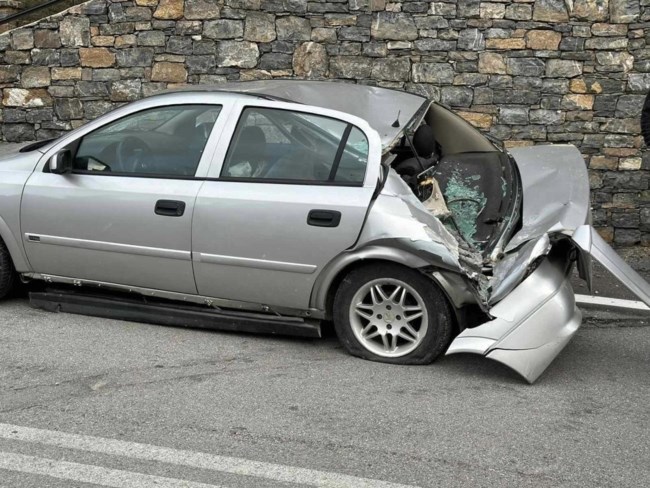 Κρήτη: Βράχοι έπεσαν πάνω σε αυτοκίνητο - Σώθηκαν από θαύμα οι επιβαίνοντες [εικόνες]