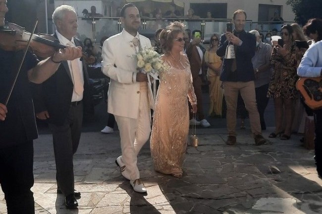 Χρυσάφια, τιάρες και μπόλικη υπερβολή: Όσα έγιναν στον γάμο και τη δεξίωση του Μαυρικίου με την Ιλάειρα [Εικόνες]