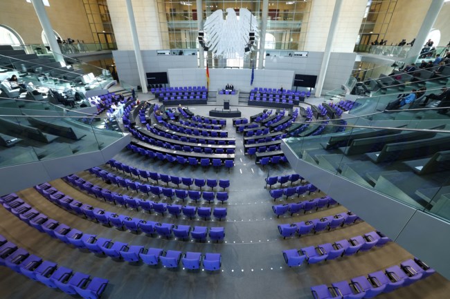 Πολιτικό χάος στη Γερμανία: Το παρασκήνιο για τους "αντάρτες" βουλευτές - Σε λίγη ώρα η δεύτερη ψηφοφορία για την εκλογή καγκελαρίου