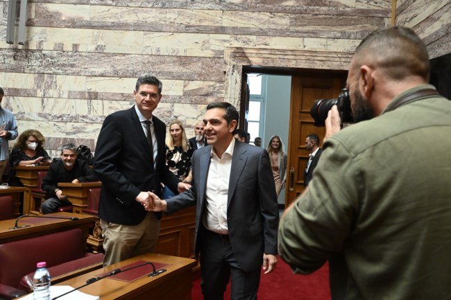 ΣΥΡΙΖΑ: Αποθέωση στον χαμογελαστό Αλέξη Τσίπρα - Μόνη και "σφιγμένη" στα πίσω έδρανα η Έφη Αχτσιόγλου