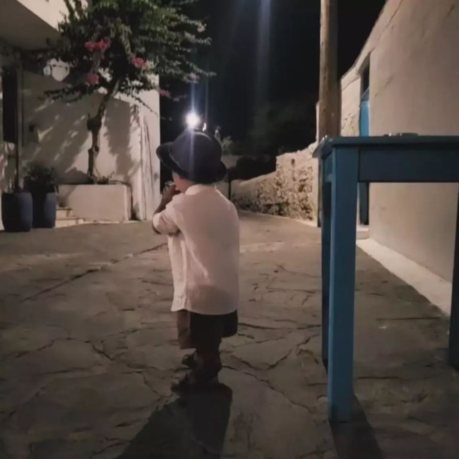 Νυχτερινή βόλτα στη Σχοινούσα για τον Λεωνίδα Κουτσόπουλο και τον μικρούλη γιο του [εικόνα]