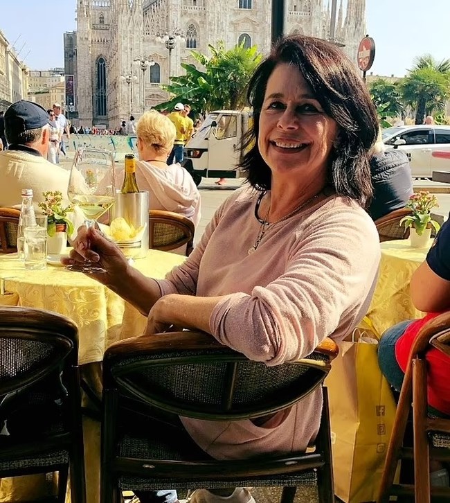 Από τη "La vie est belle" στην άγρια δολοφονία: 65χρονη Βρετανίδα βρέθηκε νεκρή με πέντε μαχαιριές σε γραφικό χωριουδάκι