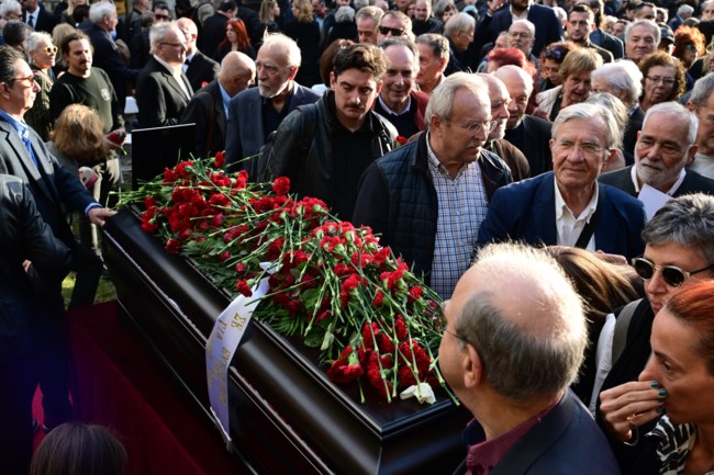 Κηδεία Φλαμπουράρη: Με δάκρυα στα μάτια και βαθιά θλίψη τον αποχαιρέτησαν οι παλιοί σύντροφοί του [εικόνες - βίντεο]