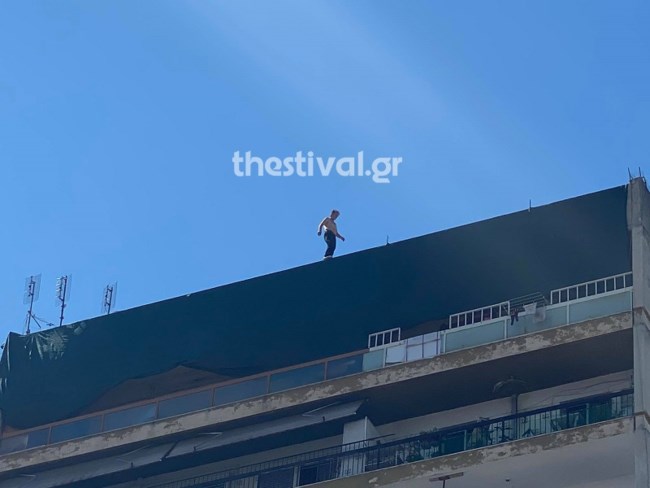 Θεσσαλονίκη: Αντρας απειλεί να πέσει στο κενό από 12οροφη πολυκατοικία [εικόνες,βίντεο]