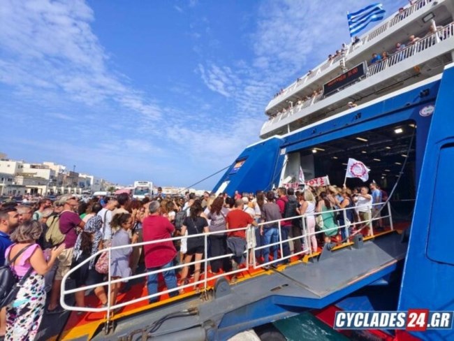 Σύρος: Πολίτες μπήκαν μέσα στο Blue Star Paros και φώναξαν για τη δολοφονία του Αντώνη - Χειροκρότησαν οι επιβάτες