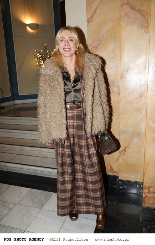 Σμαράγδα Καρύδη: Με μάξι καρό φούστα σε θεατρική πρεμιέρα