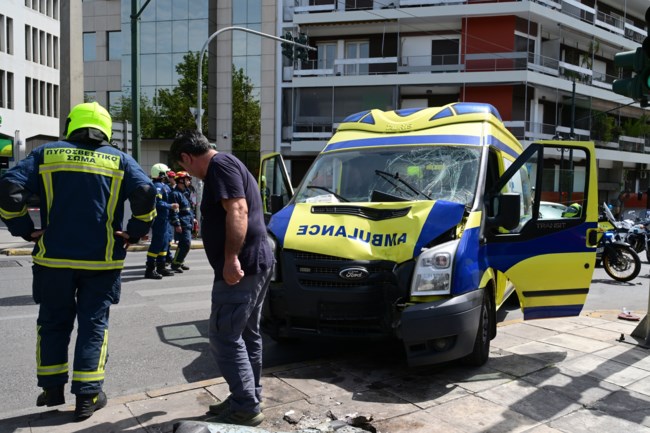 Πώς έγινε το τροχαίο με το ασθενοφόρο στο κέντρο της Αθήνας - Σε σοβαρή κατάσταση στη ΜΕΘ δύο από τους πέντε τραυματίες