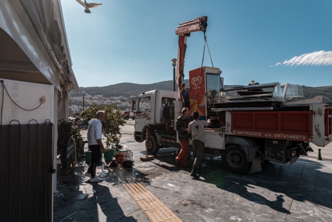 Σεισμός στη Σάμο: Οι κάτοικοι προσπαθούν να επιστρέψουν σε μια κανονικότητα - 300 κτίρια ακατάλληλα μέχρι στιγμής [Εικόνες]