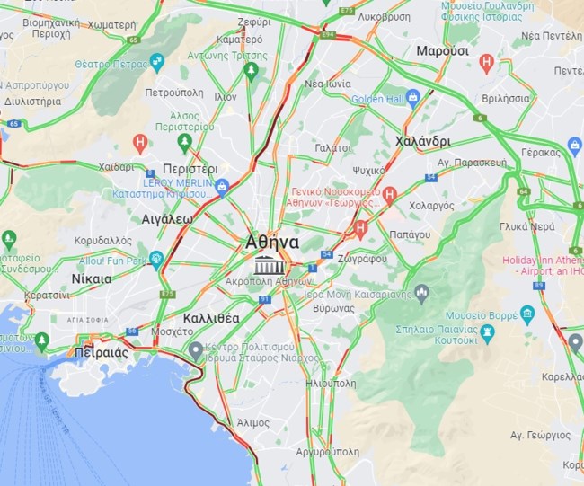 Φωτιά σε αυτοκίνητο στον Άλιμο - Ομαλοποιείται η κίνηση στην παραλιακή [live]