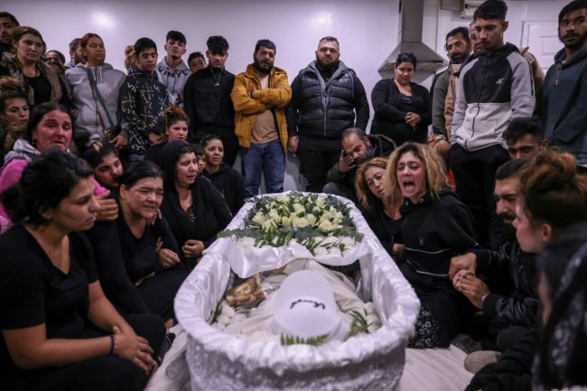 Θεσσαλονίκη: Συγκλονιστικές εικόνες του Reuters - Η οικογένεια του 16χρονου θρηνεί πάνω από τη σορό