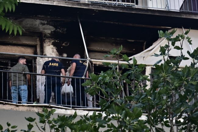 Αυτοψία πραγματογνωμόνων στο σπίτι του Φιλιππίδη μετά την πυρκαγιά - Παρών ο ηθοποιός [εικόνες - βίντεο]