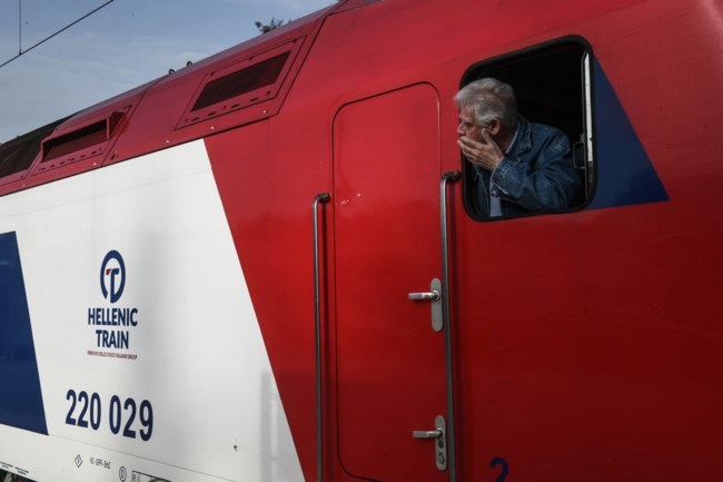 Δακρυσμένος ο πρόεδρος του ΟΣΕ στο πρώτο δρομολόγιο Αθήνα - Θεσσαλονίκη μετά την τραγωδία στα Τέμπη