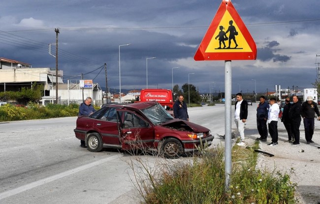 Κόρινθος: Νεκρός 80χρονος σε τροχαίο στην Κόρινθο – Τραυματίες η σύζυγος και το ανήλικο εγγονάκι τους [βίντεο]