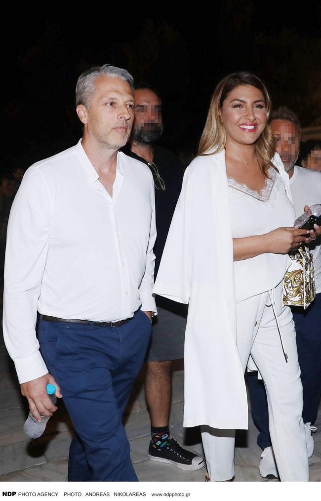 Έλενα Παπαρίζου: Στο Ηρώδειο με total white, ιδιαίτερη mini bag και τον σύζυγό της