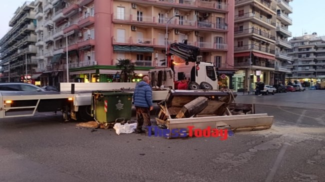 Θεσσαλονίκη: Η στιγμή που μεθυσμένη οδηγός παραβιάζει το κόκκινο και καρφώνεται σε αγροτικό - Δεν είχε καν δίπλωμα [βίντεο]