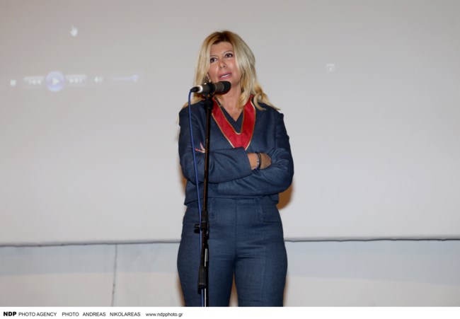 Ζήνα Κουτσελίνη: Βραδινή εμφάνιση με total denim look και ιδιαίτερο τσαντάκι