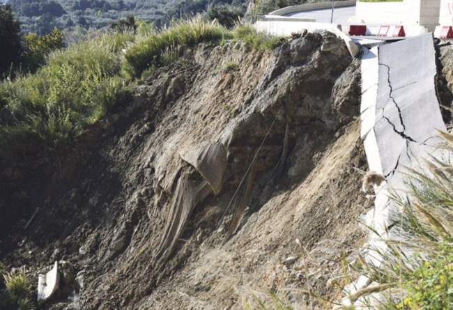 Θεσσαλία: Κατέρρευσε ο δρόμος 15 εκατ. ευρώ που ενώνει Λάρισα - Μαγνησία λίγο... πριν την παράδοση - Παρέμβαση Εισαγγελίας
