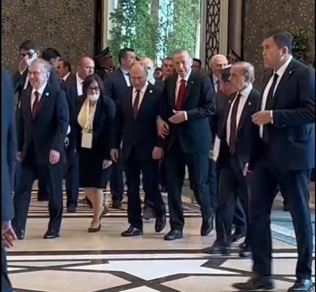 Αγκαζέ σαν δυο καλοί φίλοι Πούτιν και Ερντογάν στη σύνοδο της Σαγκάης  [βίντεο]