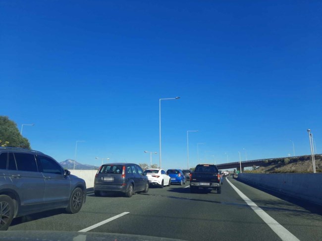 28η Οκτωβρίου: Μετ' εμποδίων η επιστροφή των εκδρομέων - Ουρές 10 χιλιομέτρων έξω από τη Λαμία - Προβλήματα και στην Αθηνών-Κορίνθου