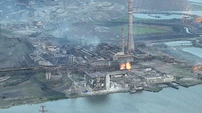 Αζοφστάλ: Καπνοί βγαίνουν από τις καμινάδες - Άγνωστο αν είναι από επίθεση των Ρώσων ή από το εσωτερικό [Βίντεο]