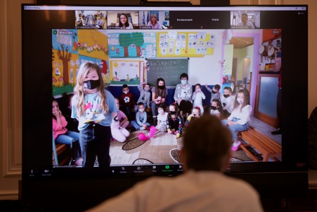 Skype Μητσοτάκη με μικρούς μαθητές του νηπιαγωγείου Πάχνης- Θέλουμε ηλεκτρονικό υπολογιστή