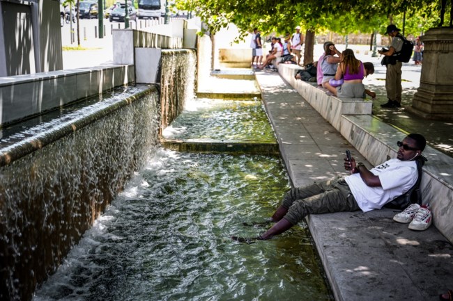 Kαμίνι η χώρα με πολύ υψηλές θερμοκρασίες μέχρι τη Δευτέρα: Eξασθενεί το μελτέμι - Πότε θα δροσίσει