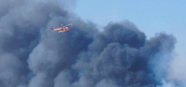 Στην 112 Πτέρυγα Μάχης η φωτιά στην Ελευσίνα - Μάχη μέσα και έξω από το αεροδρόμιο [εικόνες]