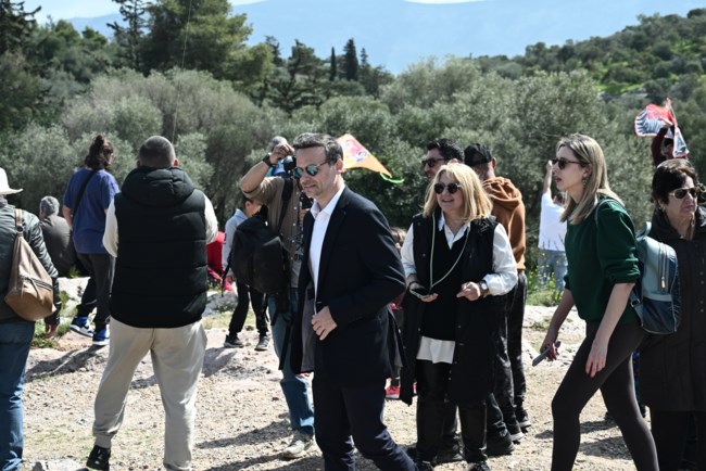 Καθαρά Δευτέρα: Στον Λόφο του Φιλοπάππου ο Χάρης Δούκας [εικόνες]
