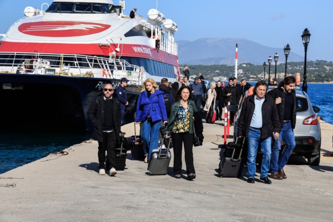 Κασσελάκης από Σπέτσες: Να φτιάξουμε "Εθνικό Σχέδιο για το Ελληνικό Όνειρο" - Ποιοι βουλευτές απουσιάζουν, ποιοι αργοπόρησαν