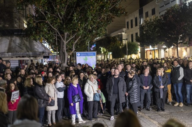 Τρίκαλα: Δεν ξέχασαν τις δίδυμες και την ξαδέρφη τους που σκοτώθηκαν στα Τέμπη - Πλήθος κόσμου τίμησε τη μνήμη των τριών κοριτσιών