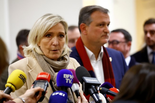 Από μία κλωστή η κυβέρνηση Μπαρνιέ στη Γαλλία - Τελεσίγραφο από τη Λε Πεν