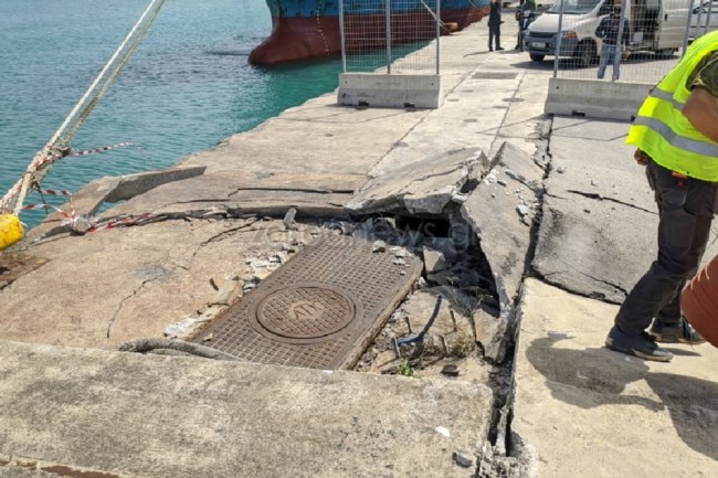 Χανιά: Θυελλώδεις άνεμοι "κάρφωσαν" πλοίο στο λιμάνι της Σούδας - Ζημιές στην προβλήτα [εικόνες - βίντεο]