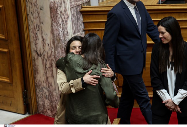 Αγκαλιές στη Βουλή