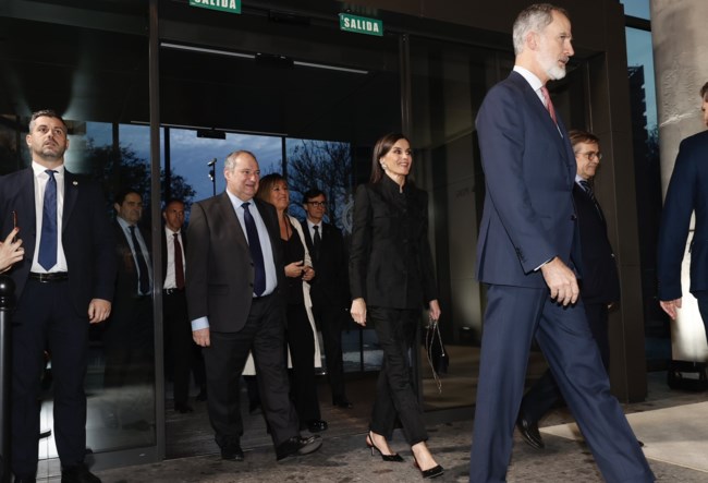 Βασίλισσα Λετίσια: Το ανδρόγυνο look με ζακάρ κοστούμι με Mandarin collar γιακά και κινέζικη αισθητική