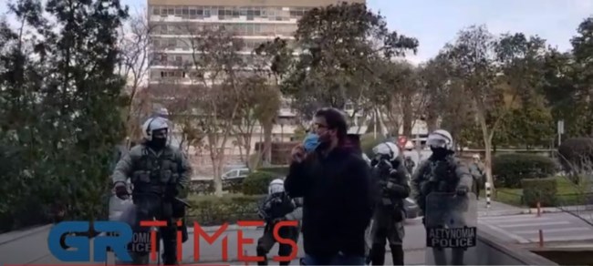 ΑΠΘ: Νέα συγκέντρωση φοιτητών μετά την επιχείρηση εκκένωσης - Τους απώθησε η αστυνομία [βίντεο]
