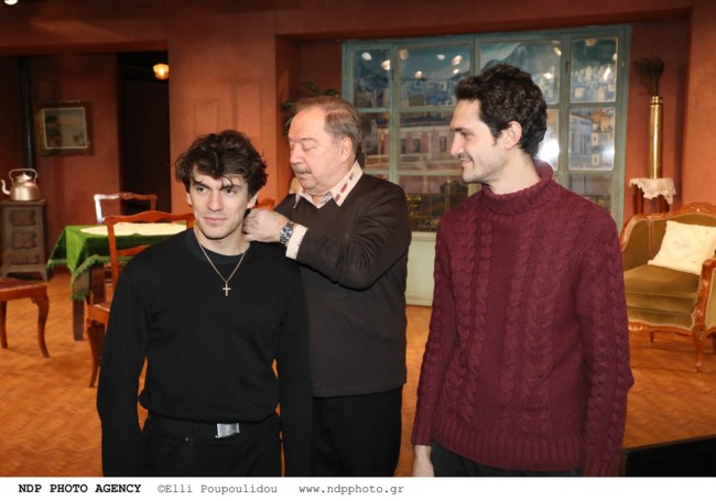 Τον χρυσό σταυρό του Δημήτρη Χορν φόρεσε ο ηθοποιός Δημήτρης Καπουράνης