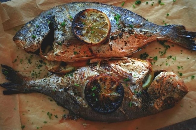 Κόκαλο ψαριού στον λαιμό: Οι πιο επικίνδυνες επιπλοκές και γιατί δεν πρέπει να το "σπρώχνεις" με ψωμί