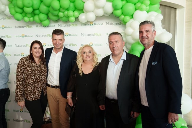 O πρόεδρος και η CEO της Health Bioland A.E. με τους ιδιοκτήτες του γνωστού φαρμακείου Pharmnet.gr, Φωτεινή Μπαλδιμτσή και Παπαρούνα Δημήτριο.