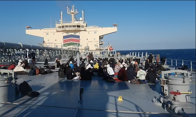 Τάνκερ του Μαρινάκη διέσωσε στη θάλασσα πάνω από 150 μετανάστες- Τους μετέφερε στην Κρήτη [εικόνες]