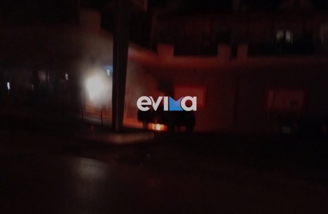 Χαλκίδα: Φωτιά σε σταθμευμνένο αυτοκίνητο έξω από σούπερ μάρκετ