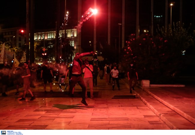 Ένταση στο Σύνταγμα - Μικροεπεισόδια σε πορεία αλληλεγγύης για τους πρόσφυγες [εικόνες]