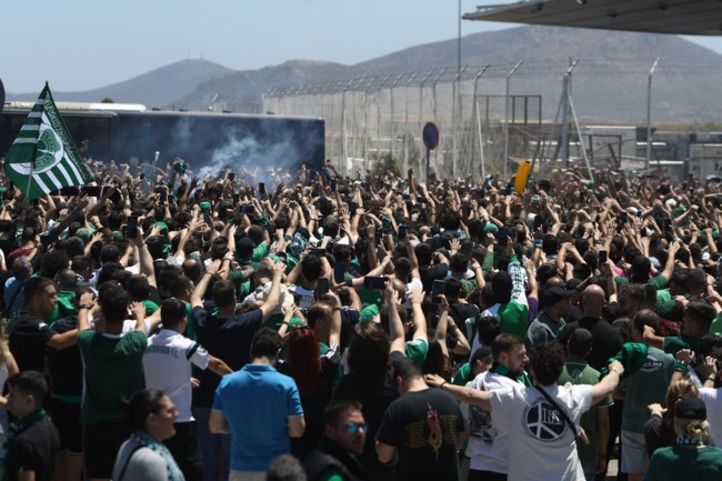 Φιέστα διαρκείας για το 7ο ευρωπαϊκό του Παναθηναϊκού: Από το αεροδρόμιο με ανοιχτό λεωφορείο στο ΟΑΚΑ