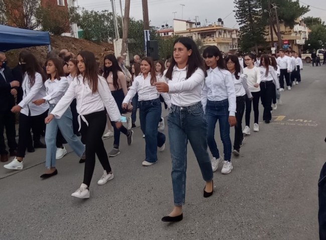 Συγκίνηση: Παρέλαση στο "λαβωμένο" από τους σεισμούς Αρκαλοχώρι [εικόνες]