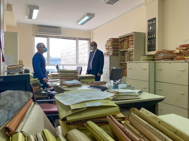 Στον ΕΦΚΑ ο Κωστής Χατζηδάκης: Οι απίστευτες εικόνες που αντίκρισε - "Βουνά" από φακέλους και υπολογιστές με Windows 2000
