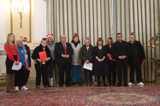 Ξεχωριστά κάλαντα στην Κατερίνα Σακελλαροπούλου - Αστεγοι, άτομα με αυτισμό και παιδιά από την Ουκρανία στο Προεδρικό