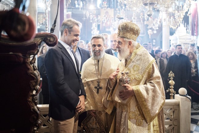 Ο Κυριάκος Μητσοτάκης στην πρώτη Ανάσταση στον Ιερό Ναό Ευαγγελιστρίας Τήνου [εικόνες]