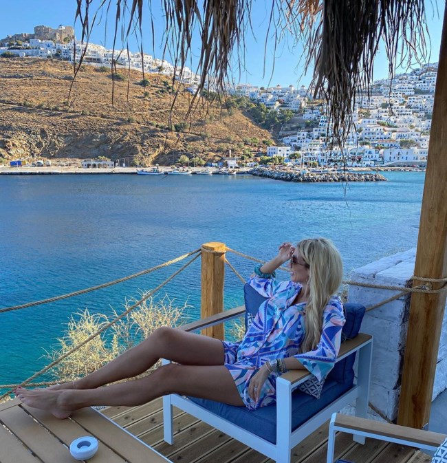 Κωνσταντίνα Σπυροπούλου: Ποζάρει με σορτσάκι μετά τις φήμες εγκυμοσύνης - Το υπέροχο σατέν σύνολο